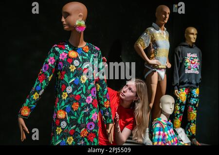 London, Großbritannien. 31. März 2023. Die William Morris Gallery enthüllt eine Ausstellung des Modedesigners Ashish. Kredit: Guy Bell/Alamy Live News Stockfoto