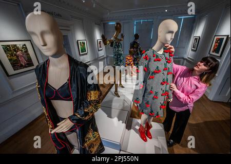 London, Großbritannien. 31. März 2023. Cherries Coat und andere Outfits - die William Morris Gallery enthüllt eine Ausstellung des Modedesigners Ashish. Kredit: Guy Bell/Alamy Live News Stockfoto