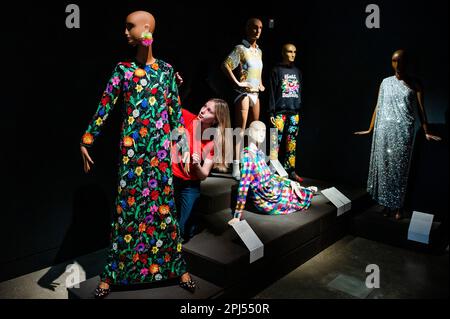 London, Großbritannien. 31. März 2023. Magic Flowers Kleid, Herbst/Winter 2018 - die William Morris Gallery enthüllt eine Ausstellung des Modedesigners Ashish. Kredit: Guy Bell/Alamy Live News Stockfoto