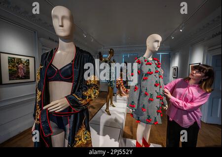London, Großbritannien. 31. März 2023. Cherries Coat und andere Outfits - die William Morris Gallery enthüllt eine Ausstellung des Modedesigners Ashish. Kredit: Guy Bell/Alamy Live News Stockfoto