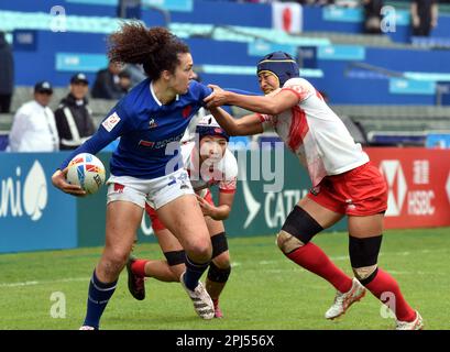 Hongkong. 31. März 2023. Caroline Drouin (L) aus Frankreich spielt mit Saegusa Chiaki (R) aus Japan während des Frauenpools C-Spiels bei der World Rugby Sevens Series 2023 in Südchina in Hongkong am 31. März 2023. Kredit: Lo Ping Fai/Xinhua/Alamy Live News Stockfoto