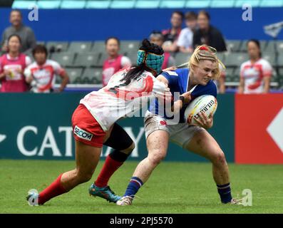 Hongkong. 31. März 2023. Chloe Jacquet (R) aus Frankreich spielt mit Kajiki Marin aus Japan während des Frauenpool-C-Spiels bei der World Rugby Sevens Series 2023 in Hongkong, Südchina, 31. März 2023. Kredit: Lo Ping Fai/Xinhua/Alamy Live News Stockfoto