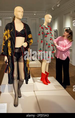 London, Großbritannien. 31. März 2023 Ein Mitarbeiter mit „Cherries Coat“, AW2008, bei einer Vorschau „Ashish: Fall in Love and Be More Tender“, der ersten großen Umfrage zu Werken des Modedesigners Ashish. In der William Morris Gallery in Walthamstow, 1. April bis 10. September 2023, werden über 60 Designs aus den letzten 20 Jahren gezeigt, darunter einige von Prominenten aus aller Welt. Kredit: Stephen Chung / Alamy Live News Stockfoto