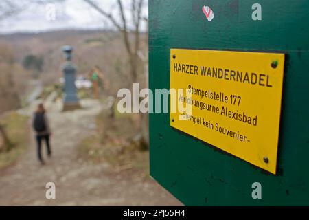 29. März 2023, Sachsen-Anhalt, Alexisbad: Eine Briefmarkenkiste der Harzer Wandernadel steht im Selketal. Zum ersten Mal hat die Harzer Wandernadel eine Begleitbroschüre für das Selke Valley veröffentlicht. Auf dem 75 km langen Wanderweg können Wanderer die Natur mit ihren vielfältigen Landschaften erleben. In sechs Stufen können auf dem mystischen Pfad 17 Briefmarken gesammelt werden. Am Ende werden Sie von der Wandernadel in Form eines Königsfischers belohnt, der sogar von aufmerksamen Wanderer in seiner natürlichen Umgebung beobachtet werden kann. Die Eröffnung der Harzer Wandernadel in der Saison 16. findet statt Stockfoto