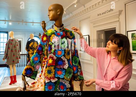 London, Großbritannien. 31. März 2023 Ein Mitarbeiter mit „Psyche'dahlia' Jumpsuit“, AW2018, getragen von Hunter Shafer bei einer Vorschau „Ashish: Fall in Love and Be More Tender“, der ersten großen Umfrage über Werke von Modedesignerin Ashish. In der William Morris Gallery in Walthamstow, 1. April bis 10. September 2023, werden über 60 Designs aus den letzten 20 Jahren gezeigt, darunter einige von Prominenten aus aller Welt. Kredit: Stephen Chung / Alamy Live News Stockfoto