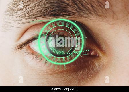 Nahaufnahme eines männlichen Auges mit visuellen Effekten. Das Konzept eines in das menschliche Auge implantierten Sensors. Business, Computer, Cyberspace. Stockfoto