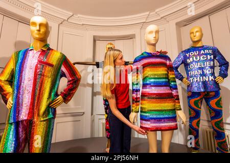 London, Großbritannien. 31. März 2023 Eine Mitarbeiterin mit „Rainbow Dress“, AW2017, eine Version davon, die Taylor Swift für ihr End Game-Video trug, bei einer Vorschau auf „Ashish: Fall in Love and Be More Tender“, der ersten großen Umfrage unter Werken der Modedesignerin Ashish. In der William Morris Gallery in Walthamstow, 1. April bis 10. September 2023, werden über 60 Designs aus den letzten 20 Jahren gezeigt, darunter einige von Prominenten aus aller Welt. Kredit: Stephen Chung / Alamy Live News Stockfoto