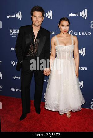 BEVERLY HILLS, KALIFORNIEN - MÄRZ 30: (L-R) Ronen Rubinstein und Jessica Parker Kennedy nehmen an den jährlichen GLAAD Media Awards 34. bei der Beverly Hilto Teil Stockfoto