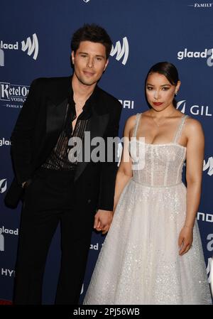 BEVERLY HILLS, KALIFORNIEN - MÄRZ 30: (L-R) Ronen Rubinstein und Jessica Parker Kennedy nehmen an den jährlichen GLAAD Media Awards 34. bei der Beverly Hilto Teil Stockfoto