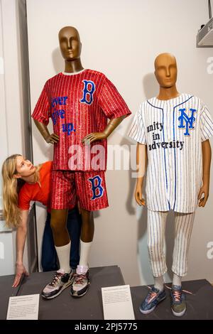 London, Großbritannien. 31. März 2023 L) „Never give up Baseball Outfit“, AW2017, und „Unity in Adversity Baseball Outfit“, AW2017, bei einer Vorschau „Ashish: Fall in Love and Be More Tender“, der ersten großen Umfrage zu Werken des Modedesigners Ashish. In der William Morris Gallery in Walthamstow, 1. April bis 10. September 2023, werden über 60 Designs aus den letzten 20 Jahren gezeigt, darunter einige von Prominenten aus aller Welt. Kredit: Stephen Chung / Alamy Live News Stockfoto