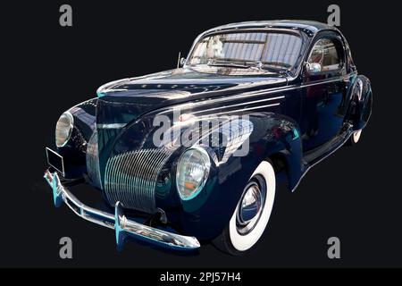 Ausschnitt, dreiviertel Vorderansicht eines 1939, dunkelblau, Lincoln Zephyr 3 Window Coupé, ausgestellt auf der London Classic Car Show 2023 Stockfoto