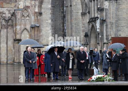 (Von links nach rechts) Hamburgs Bürgermeister Peter Tschentscher, König Karl III., Elke Buedenbender und deutscher Präsident Frank-Walter Steinmeier während einer Kranzlegen-Zeremonie in St. Nikolai-Gedächtniskirche, Hamburg, am letzten Tag ihres Staatsbesuchs in Deutschland. Die Kirche wurde im Juli 1943 während der Operation Gomorrah im Zweiten Weltkrieg zerstört, als die alliierten Truppen Bombenangriffe auf die Stadt Hamburg durchführten. Foto: Freitag, 31. März 2023. Stockfoto