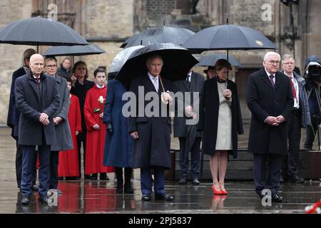 (Von links nach rechts) Hamburgs Bürgermeister Peter Tschentscher, König Karl III., Elke Buedenbender und deutscher Präsident Frank-Walter Steinmeier während einer Kranzlegen-Zeremonie in St. Nikolai-Gedächtniskirche, Hamburg, am letzten Tag ihres Staatsbesuchs in Deutschland. Die Kirche wurde im Juli 1943 während der Operation Gomorrah im Zweiten Weltkrieg zerstört, als die alliierten Truppen Bombenangriffe auf die Stadt Hamburg durchführten. Foto: Freitag, 31. März 2023. Stockfoto