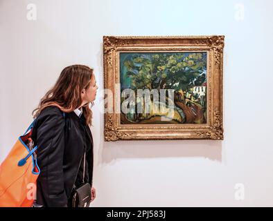 Hastings, East Sussex, Großbritannien. 31. März 2023. Chaim Soutine, Cagnes-Landschaft mit Baum, 1925-26 Öl auf Leinwand Eröffnung im Hastings Contemporary am 1. April 2023 (bis 24. September) verbindet Soutine/Kossoff zwei Hauptfiguren der Malerei des 20. Jahrhunderts: Eine Meisterin der Schule von Paris, die andere Meisterin der Schule von London. Paul Quezada-Neiman/Alamy Live News Kredit: Paul Quezada-Neiman/Alamy Live News Stockfoto