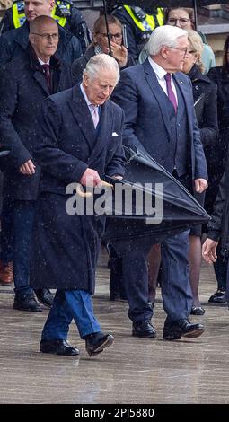 31. März 2023, Hamburg: König Karl III. (L) von Großbritannien spaziert mit dem deutschen Präsidenten Frank-Walter Steinmeier (r) am Denkmal "Kindertransport - der letzte Abschied" am Bahnhof Dammtor, mit Peter Tschentscher (SPD), dem ersten Hamburger Bürgermeister, (l) hinter ihm. Die Bronzeskulptur erinnert vor allem an jüdische Kinder, die während der Nazi-Ära nach Großbritannien geschickt wurden und ihre Verwandten, die zurückblieben, meist nie wieder sahen. Am Ende ihrer dreitägigen Reise nach Deutschland besuchen der britische König und seine Frau die Hansestadt Hamburg. Ph Stockfoto