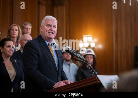 Washington, Vereinigte Staaten Von Amerika. 30. März 2023. Der Repräsentant der Vereinigten Staaten, Tom Emmer (Republikaner von Minnesota), spricht auf der Pressekonferenz nach der Passage von H. R. 1, Lower Energy Costs Act, im US Capitol in Washington, DC, am Donnerstag, den 30. März 2023. Kredit: Rod Lamkey/CNP/Sipa USA Kredit: SIPA USA/Alamy Live News Stockfoto