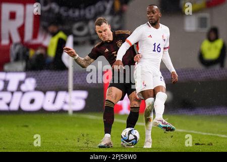 KÖLN, DEUTSCHLAND - MÄRZ 28: David Raum von Deutschland kämpft mit Dodi Lukebakio von Belgien um den Ball während des internationalen Freundschaftsspiels zwischen Deutschland und Belgien im RheinEnergieStadion am 28. März 2023 in Köln (Foto von Joris Verwijst/Orange Pictures) Stockfoto