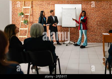 Multiethnische Geschäftsleute, die in einem Konferenzraum arbeiten - Team aus kreativen Unternehmern, die Besprechungen durchführen Stockfoto