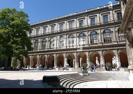 WIEN - 8. 2019. MAI: Innenhof der Wiener Staatsuniversität an hellen sonnigen Tagen Stockfoto
