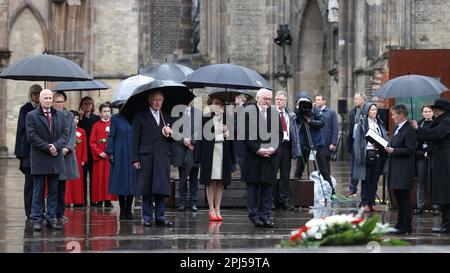 (Von links nach rechts) Hamburgs Bürgermeister Peter Tschentscher, König Karl III., Elke Buedenbender und deutscher Präsident Frank-Walter Steinmeier während einer Kranzlegen-Zeremonie in St. Nikolai-Gedächtniskirche, Hamburg, am letzten Tag ihres Staatsbesuchs in Deutschland. Die Kirche wurde im Juli 1943 während der Operation Gomorrah im Zweiten Weltkrieg zerstört, als die alliierten Truppen Bombenangriffe auf die Stadt Hamburg durchführten. Foto: Freitag, 31. März 2023. Stockfoto