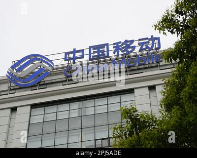 YICHANG, CHINA - 31. MÄRZ 2023 - das LOGO von China Mobile ist am 31. März 2023 in Yichang, Provinz Hubei, China, abgebildet. China Mobile Group hat Becom Stockfoto