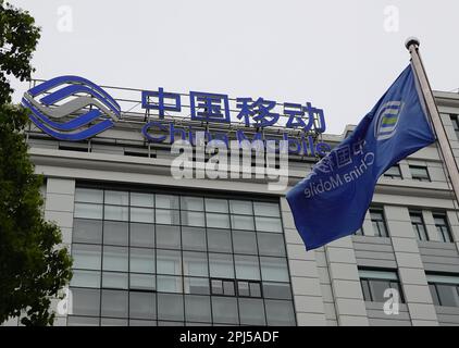 YICHANG, CHINA - 31. MÄRZ 2023 - das LOGO von China Mobile ist am 31. März 2023 in Yichang, Provinz Hubei, China, abgebildet. China Mobile Group hat Becom Stockfoto