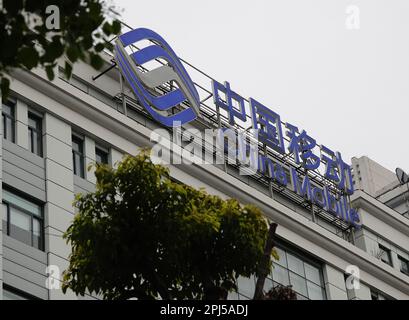 YICHANG, CHINA - 31. MÄRZ 2023 - das LOGO von China Mobile ist am 31. März 2023 in Yichang, Provinz Hubei, China, abgebildet. China Mobile Group hat Becom Stockfoto