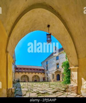 Der Blick durch den großen Eingangsbogen im Innenhof des Schlosses Olesko, Ukraine Stockfoto
