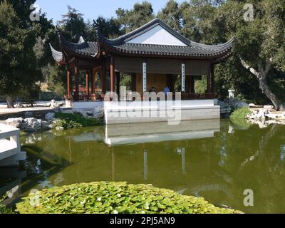 Liebe für den Lotus Pavillon über dem Lake of Reflecting Duft im Chinese Garden of Flowing Duft, Huntington Botanical Gardens, San Marino Stockfoto