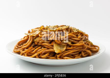 Yakisoba auf weißem Hintergrund Stockfoto