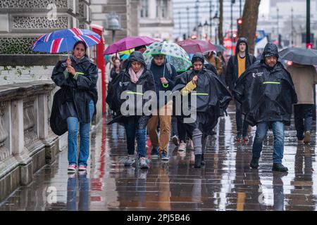 London UK 31. März 2023. Die Menschen trotzen den nassen und stürmischen Bedingungen in Westminster . Das MET-Büro hat eine gelbe Warnung vor sintflutartigen Regenfällen und 70mph Winden herausgegeben, da Storm Math Teile von Britain Credit treffen wird: amer Ghazzal/Alamy Live. Nachrichten Stockfoto