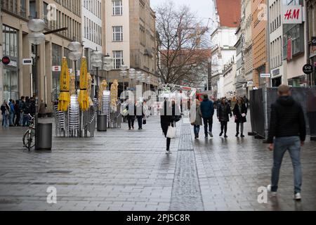 München, Deutschland. 31. März 2023. Menschen bei Regenwetter in der Münchner Fussgängerzone. (Foto: Alexander Pohl/Sipa USA) Guthaben: SIPA USA/Alamy Live News Stockfoto