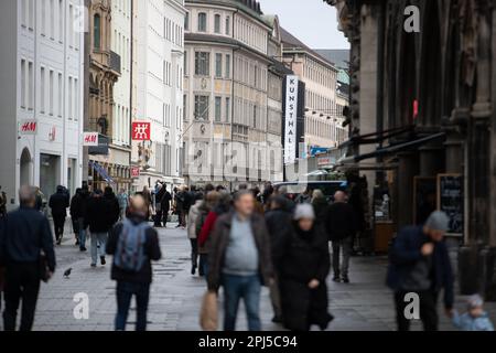 München, Deutschland. 31. März 2023. Menschen bei Regenwetter in der Münchner Fussgängerzone. (Foto: Alexander Pohl/Sipa USA) Guthaben: SIPA USA/Alamy Live News Stockfoto