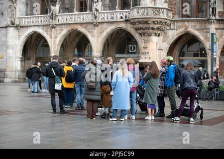 München, Deutschland. 31. März 2023. Touristengruppe am Marienplatz in München. (Foto: Alexander Pohl/Sipa USA) Guthaben: SIPA USA/Alamy Live News Stockfoto