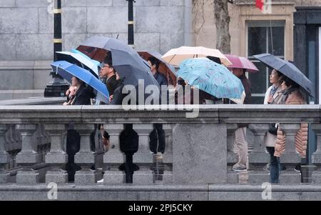 Trafalgar Square, London, Großbritannien. 31. März 2023 Wetter in Großbritannien: Anhaltender Regen in London, Trafalgar Square. Kredit: Matthew Chattle/Alamy Live News Stockfoto