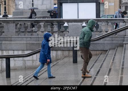 Trafalgar Square, London, Großbritannien. 31. März 2023 Wetter in Großbritannien: Anhaltender Regen in London, Trafalgar Square. Kredit: Matthew Chattle/Alamy Live News Stockfoto