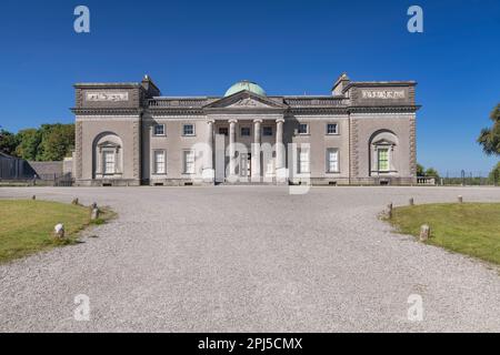 Irland, County Laois, Emo Court, die Fassade des Hauses mit dem Weg dorthin, Emo Court ist ein typisches neoklassizistisches Herrenhaus, das von t entworfen wurde Stockfoto