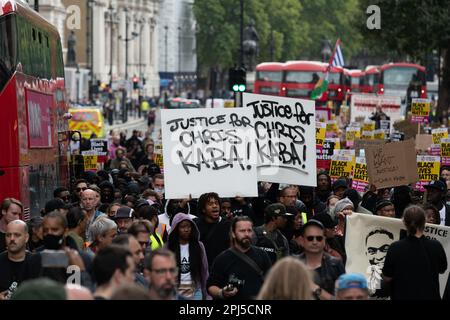 Auf Plakaten wird „Justice for Chris Kaba“ (Gerechtigkeit für Chris Kaba) während eines marschs nach New Scotland Yard für den 24-jährigen unbewaffneten schwarzen Mann gefordert, der am 5. September 2022 von der Polizei erschossen wurde. Stockfoto
