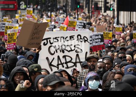 Auf Plakaten wird „Justice for Chris Kaba“ (Gerechtigkeit für Chris Kaba) während eines marschs nach New Scotland Yard für den 24-jährigen unbewaffneten schwarzen Mann gefordert, der am 5. September 2022 von der Polizei erschossen wurde. Stockfoto