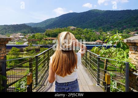 Traveler girl Walking on Metal Walkway in Paranapiacaba, Santo Andre, Brasilien Stockfoto