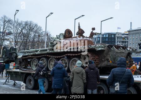 Tallinn, Estland - 25. Februar 2023: Zerbrochener und verbrannter russischer Panzer T-72B3 auf öffentlicher Ausstellung am Tallinn Freedom Square. Stockfoto