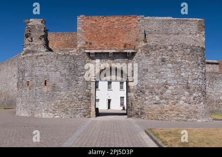 Irland, County Waterford, Dungarvan Castle, Eingangstor zum Innenhof. Stockfoto