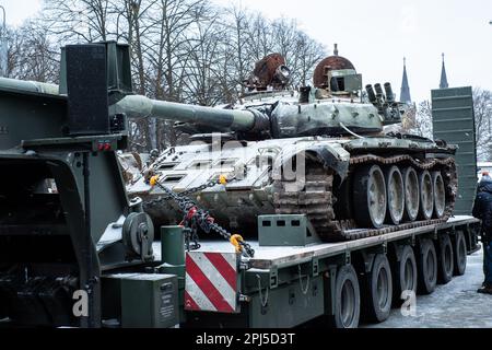 Tallinn, Estland - 25. Februar 2023: Zerbrochener und verbrannter russischer Panzer T-72B3 auf öffentlicher Ausstellung am Tallinn Freedom Square. Stockfoto