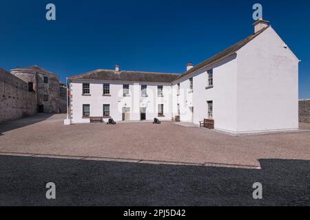 Irland, County Waterford, Dungarvan Castle, restaurierte Baracken im Innenhof. Stockfoto