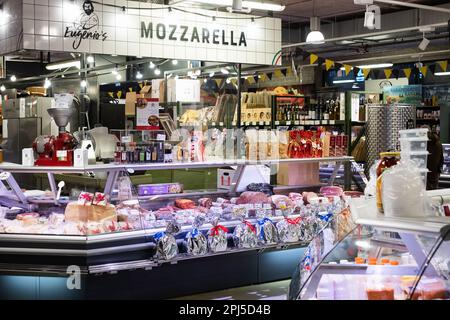 Tallinn, Estland - 25. Februar 2023: Italienische Produkte von Eugini auf dem öffentlichen Lebensmittelmarkt. Stockfoto