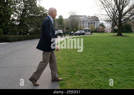 Washington, Usa. 31. März 2023. US-Präsident Joe Biden verlässt das Weiße Haus in Washington, DC, um am 31. März 2023 Tornado-beschädigte Teile von Mississippi zu besuchen. Kredit: Chris Kleponis/CNP Kredit: Abaca Press/Alamy Live News Stockfoto