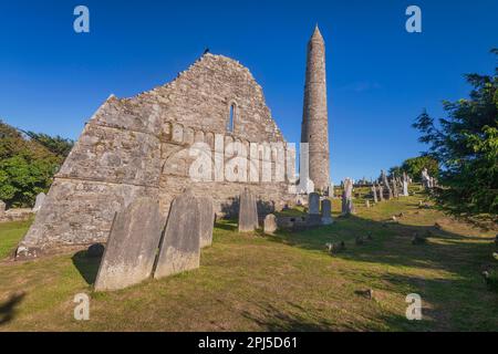 Irland, County Waterford, Ardmore, St. Declans Kloster, Ardmore Cathedral, der westliche Giebel mit seinen geschnitzten Arkaden und dem runden Turm dahinter. Stockfoto