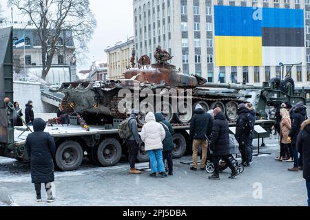 Tallinn, Estland - 25. Februar 2023: Zerbrochener und verbrannter russischer Panzer T-72B3 auf öffentlicher Ausstellung am Tallinn Freedom Square. Stockfoto