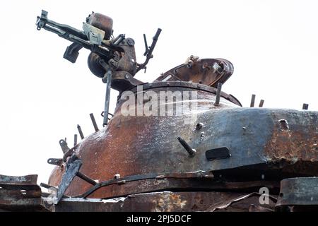 Tallinn, Estland - 25. Februar 2023: Zerbrochener und verbrannter russischer Panzer T-72B3 auf öffentlicher Ausstellung am Tallinn Freedom Square. Stockfoto