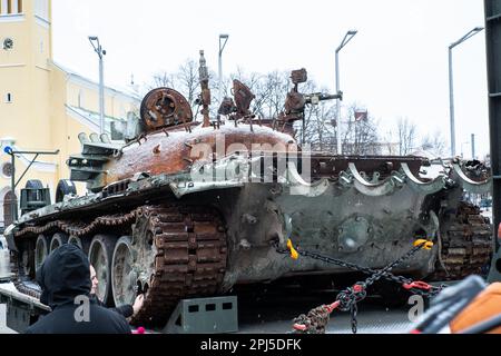 Tallinn, Estland - 25. Februar 2023: Zerbrochener und verbrannter russischer Panzer T-72B3 auf öffentlicher Ausstellung am Tallinn Freedom Square. Stockfoto